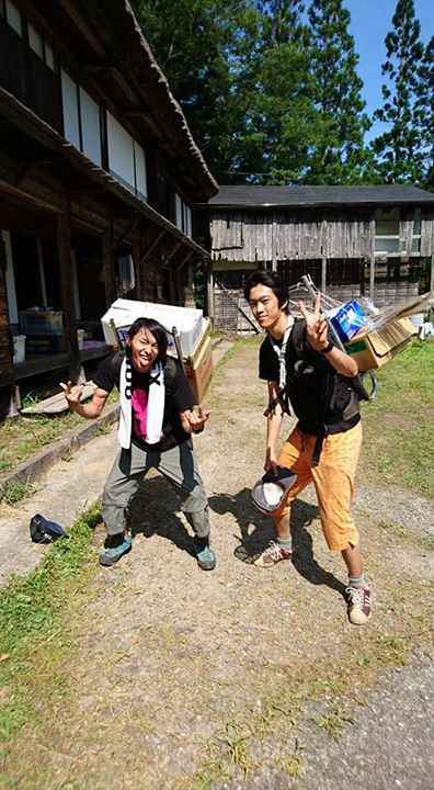 ボーイ隊のキャンプ地まで食材を背負ってあげるリーダーたち。