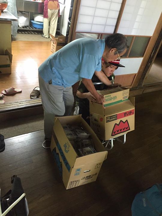 ボーイ隊、今年の長期野営最後の食料荷揚げ。