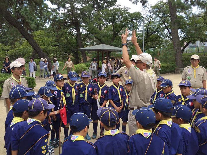 上進任命式の後はカブ1隊、2隊合同でスカウトの基本動作を再確認。