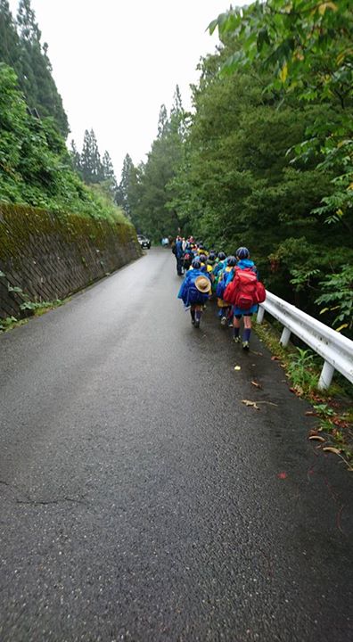 雨が小降りになったすきに中土駅に向かってます。
