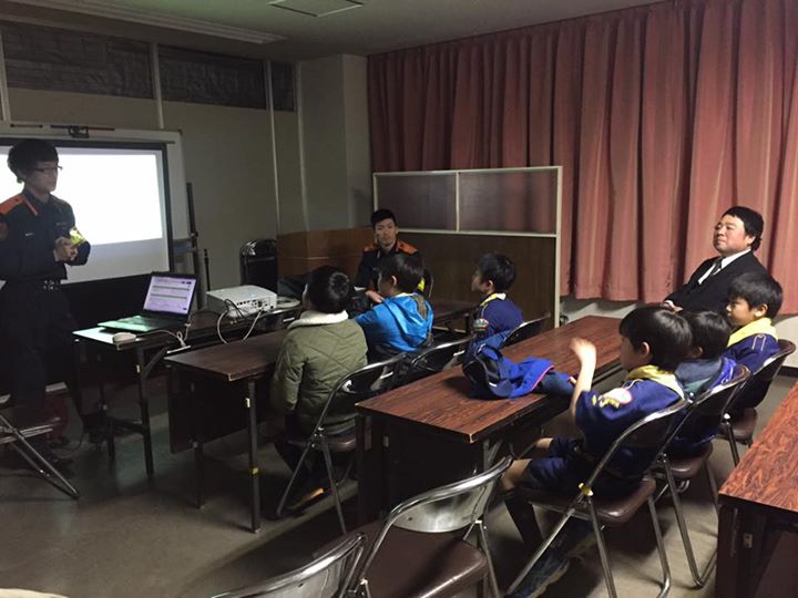 消防署でしっかり防災の話を聞き、火の用心の夜警をしました。