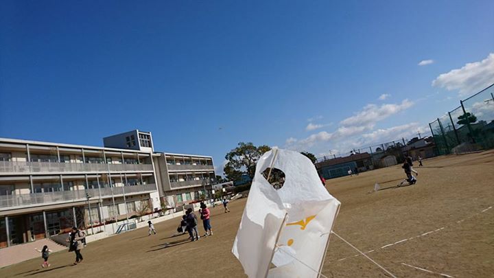 夙川小学校での、凧作り・凧あげ教室。