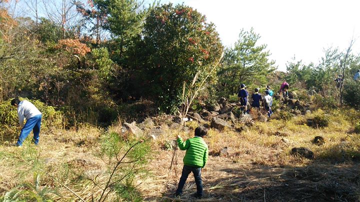 本日カブ1隊は、健児の森の整備とデン作りのプログラム。