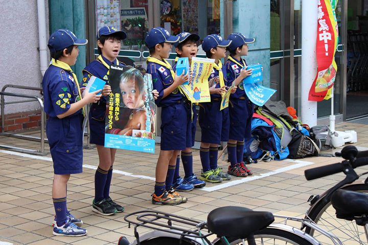 12月23日、夙川駅などで、ユニセフ募金を行いました。