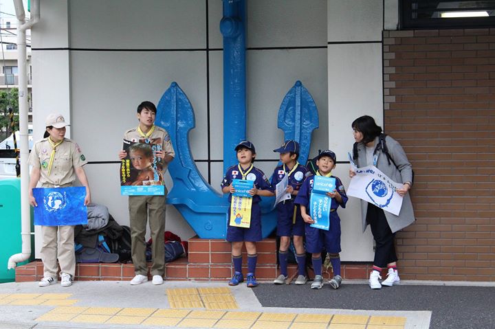 12月23日はお餅つきと並行してユニセフの募金活動をしています。