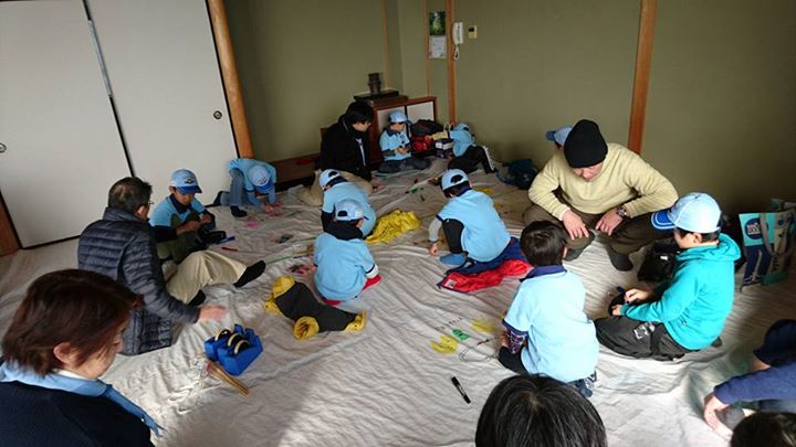 ビーバー隊の今日のプログラムは凧作り&凧あげ。