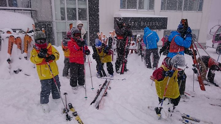 今日もしっかり吹雪いてます。