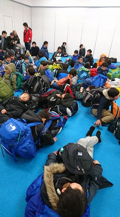 スキーも終わって、ご飯も食べて、荷造りも終了！ バスを待ってます。