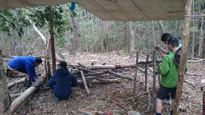 ヤギュー班はテント、フライの設営を終え、工作物を作り始めています。