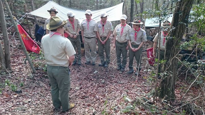 野営の朝、スカウトのサイト点検に先立ち、本部も点検を行います。