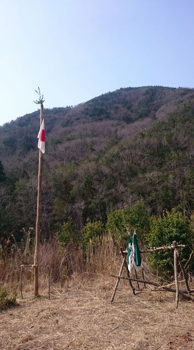 ボーイ隊はハイキング中ですが、ベンチャー隊は今日は信号塔作りを行います。