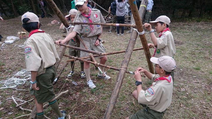 ボーイ隊は隊旗立てを設営中。
