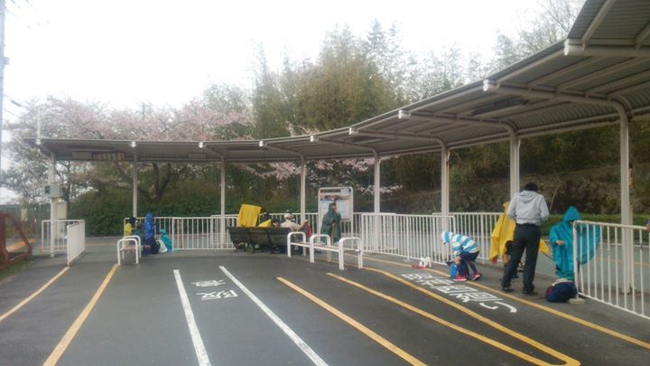 ポンチョを着れば雨が止む。