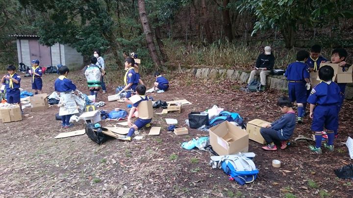 カブ隊は合戦に備えて鎧兜の作成中。