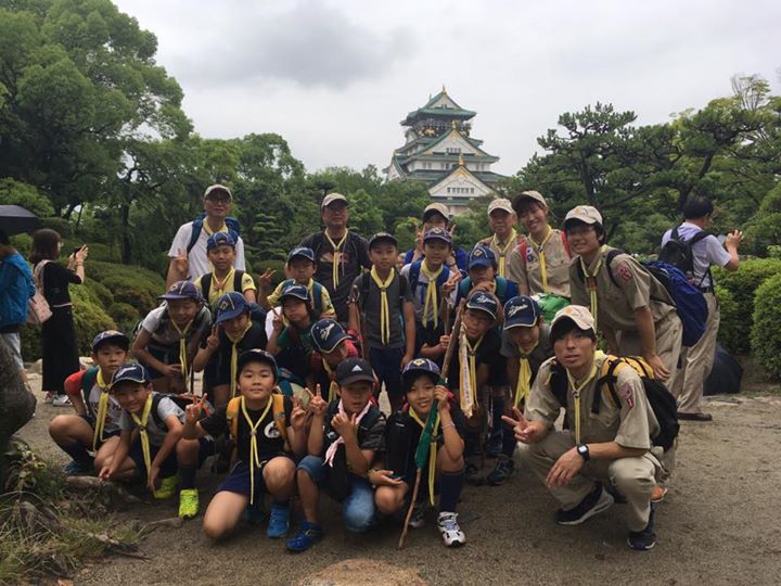 ガイドさんの話を聞きながら大阪城をぐるっと散策！