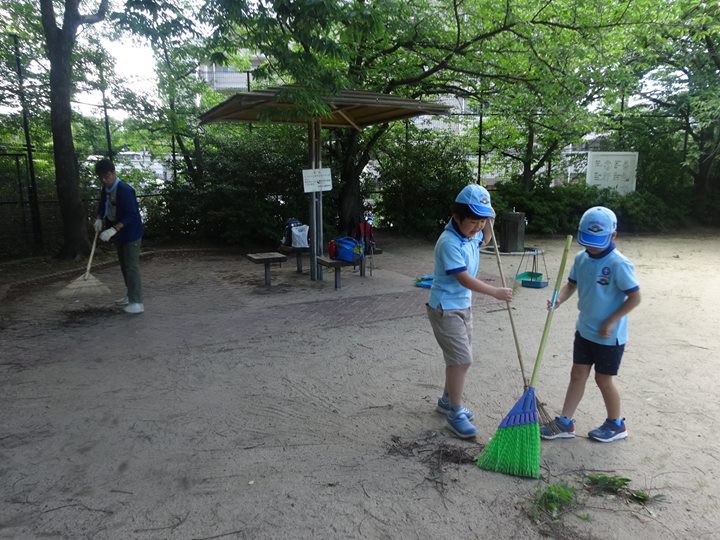 ビーバー2隊、クリーン大作戦に参加して大池横の公園を掃除。