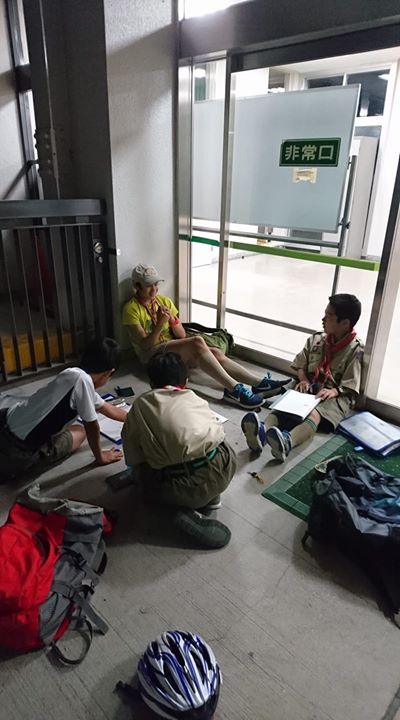 つばめ班、元気に班集会中です。