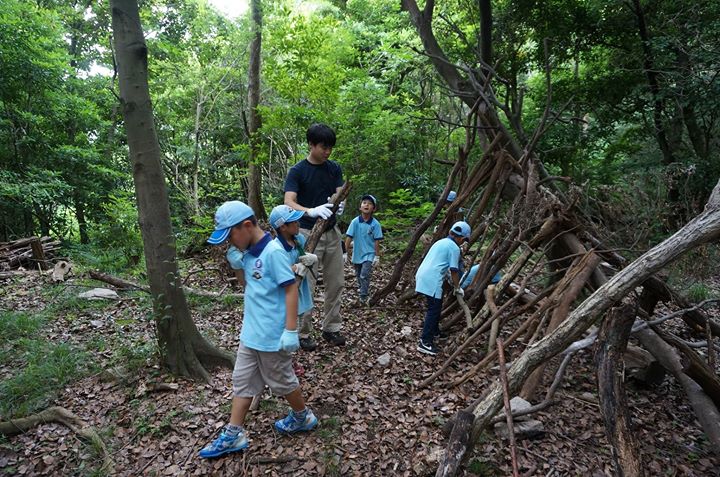 7月9日に、ビーバー隊は、計画しても毎回雨が降って実施できなかった秘密基地作りをしました。