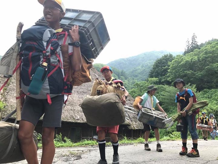 重いプラ箱を持ってキャンプ場へ。