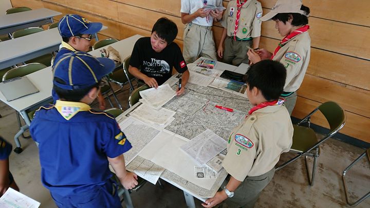 今日はスカウトの日ということで、団のみんなで防災マップづくりをしています。