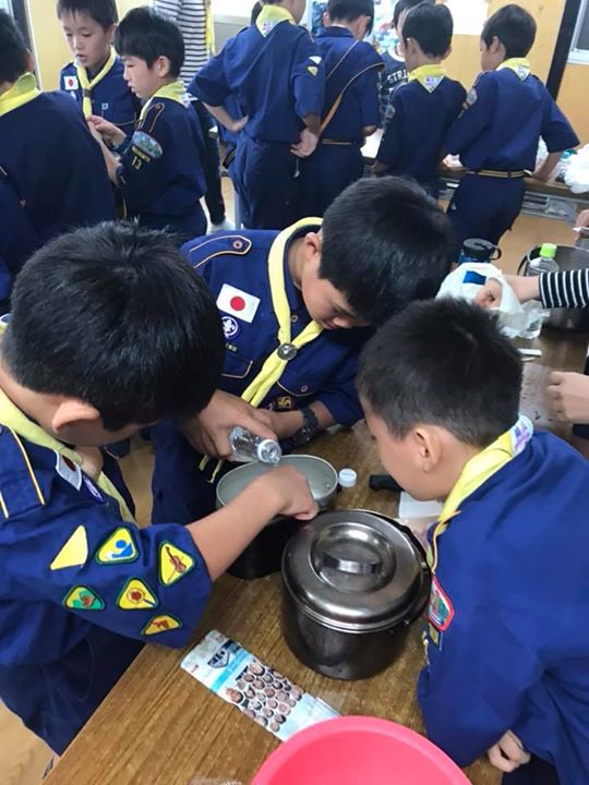 あいにくの雨で野外での飯盒炊爨が室内で実施。