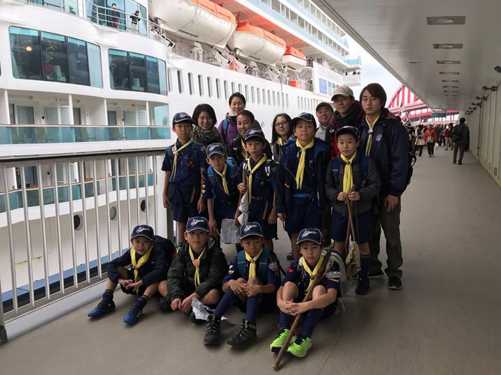 神戸港でクルーズ船の入港を見たカブ1隊。