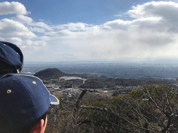 青い空白い雲と、青いユニフォーム