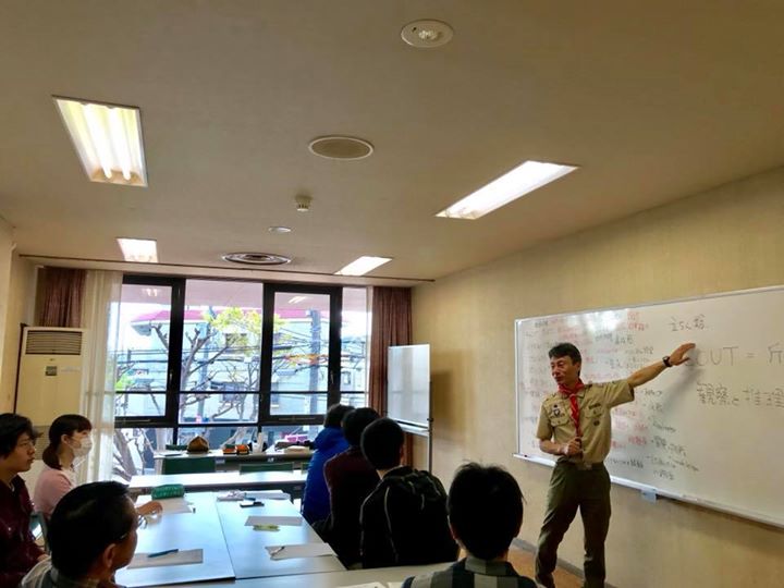 夙川スカウトでは、大学に入ってローバー活動とともに指導者としてスタートする人たちや新しく指導者として活動を始める人たちに、スカウトの基本を学び見直す為に指導者勉強会を行なっています。