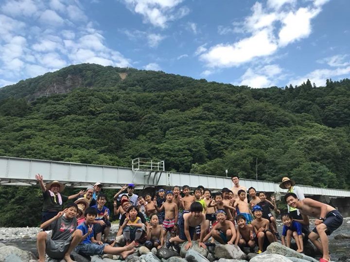 ニジマスのホイル焼きを食べたあとは川遊び