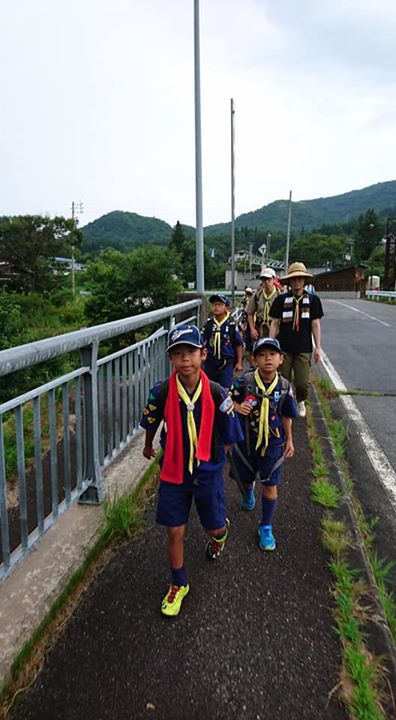 カブ隊は雨の中、絶賛ハイキング中です。