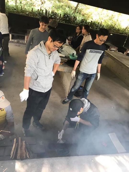 お父さんチームはダッチオーブンでローストチキン！