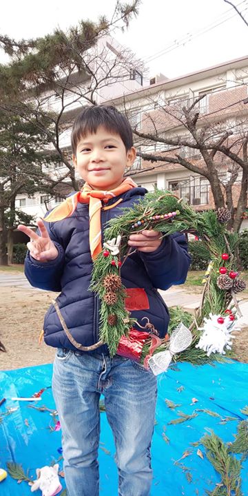 ビーバー隊はクリーン大作戦に参加して、夙川公園の掃除をしたあと、クリスマスリースを作りました。