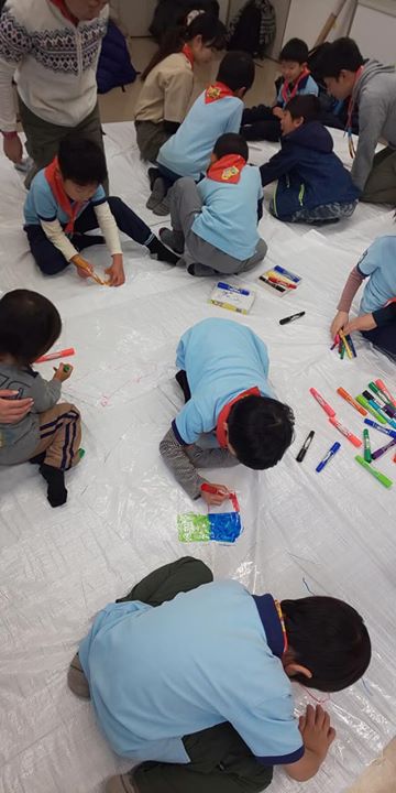 ビーバー隊は13団と一緒に、凧を作って、凧上げをしました。