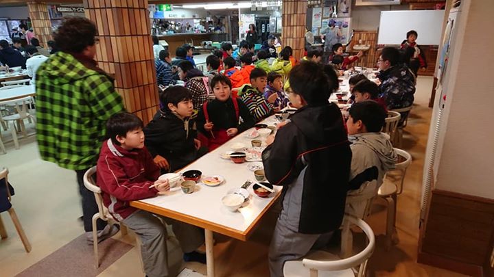 ローバースキーツアー2日目、朝ごはんを食べています。