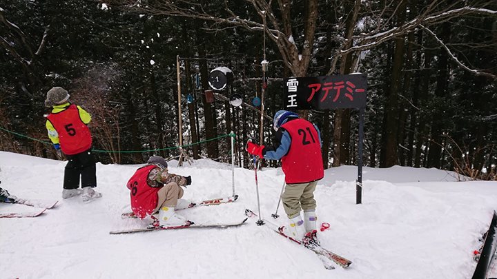 Eチーム、雪玉アテテミーチャレンジ中。
