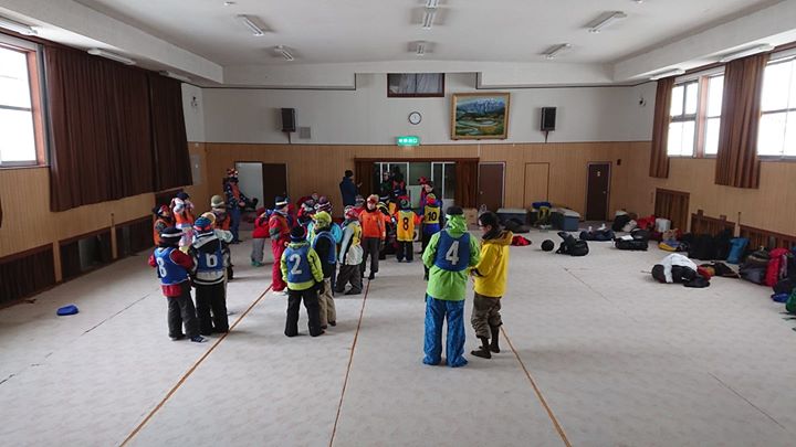 無事宿に到着、スキー準備中です。