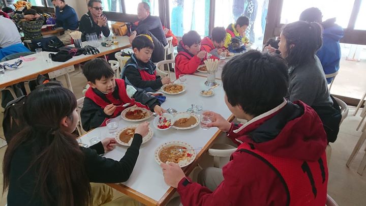 ランチのカレーで小休止。