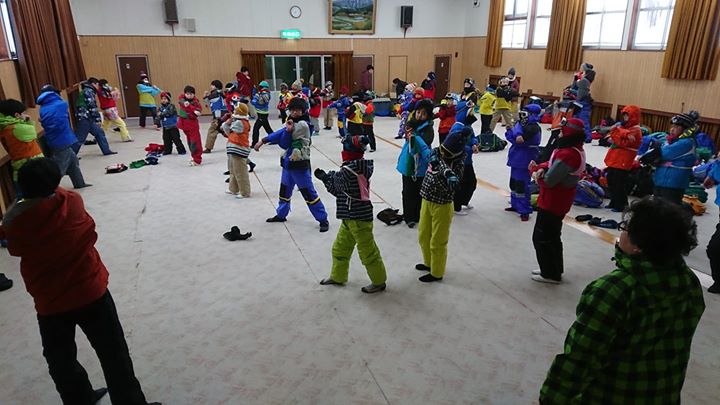 準備体操をして、スキーに出発です！