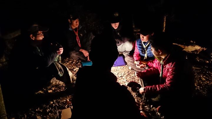 一日の日課が全て終わり、班長会議の時間です。