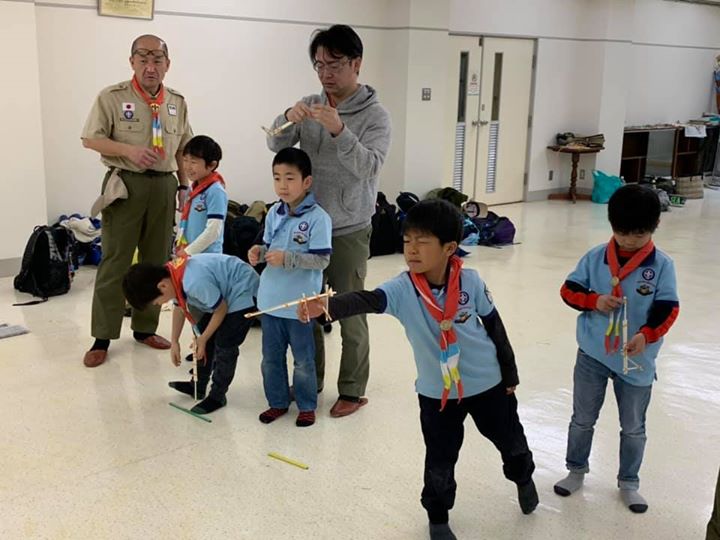 今日は森林公園で宝探しからの割り箸鉄砲。