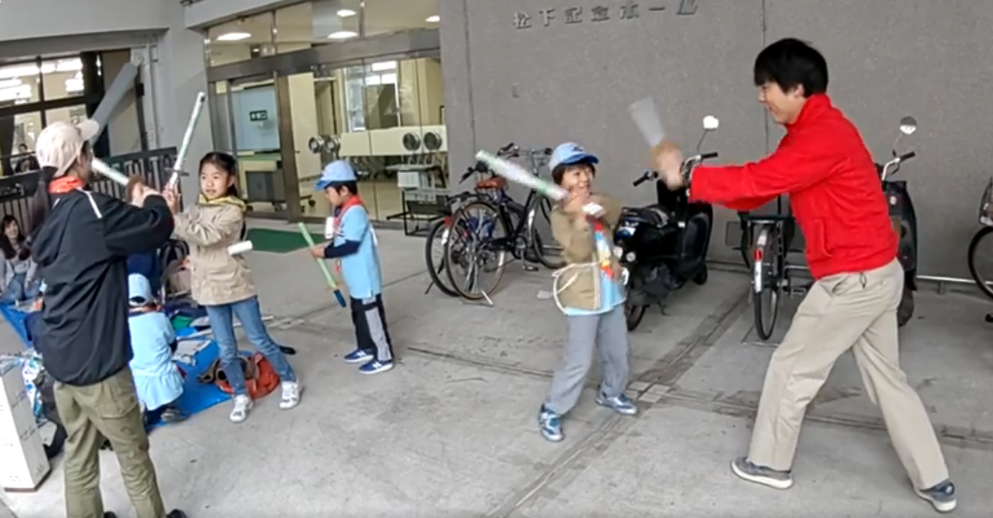 ビーバー隊は新聞紙で作った刀で剣術修行を行いました。