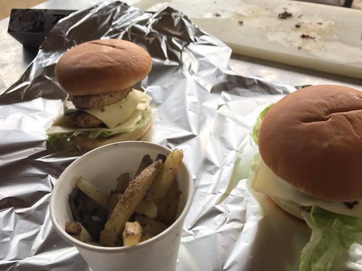 ハンバーガー、ポテト、シェイク