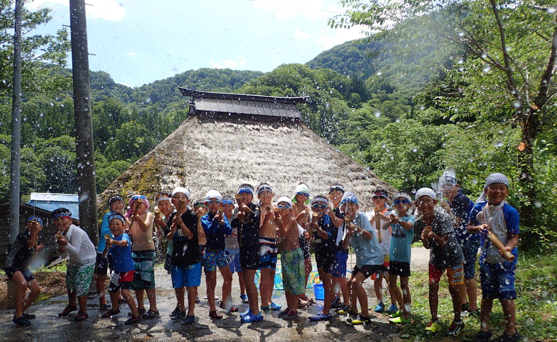茅葺屋根の LECとスカウト